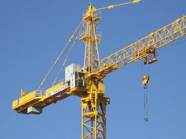 Машинист крана объявил голодовку на своем рабочем месте