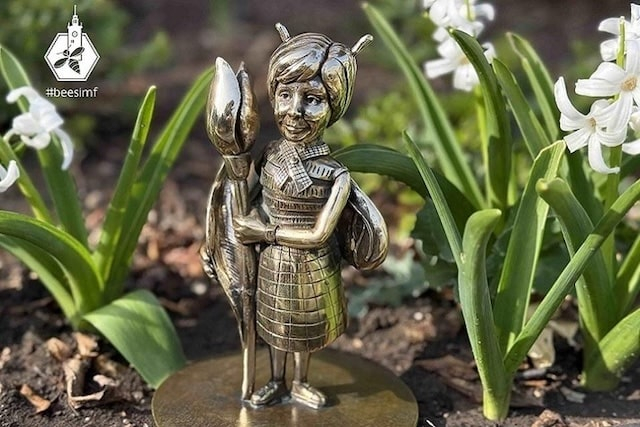 На территории лицея в поселке Мирном появилась бронзовая пчелка