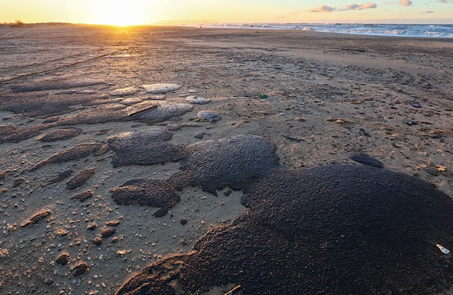 У побережья Крыма фиксируются новые факты выброса мазута