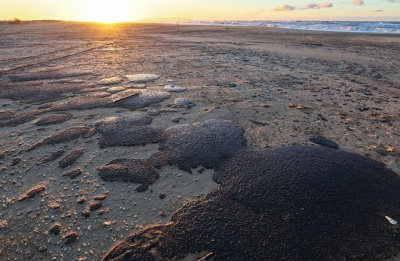 У побережья Крыма фиксируются новые факты выброса мазута