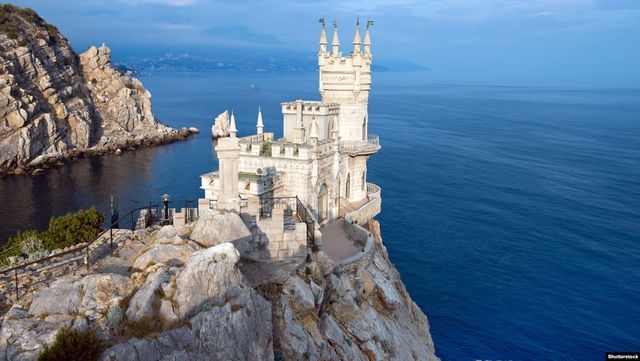 У «Ласточкиного гнезда» неизвестные требуют плату за парковку машин