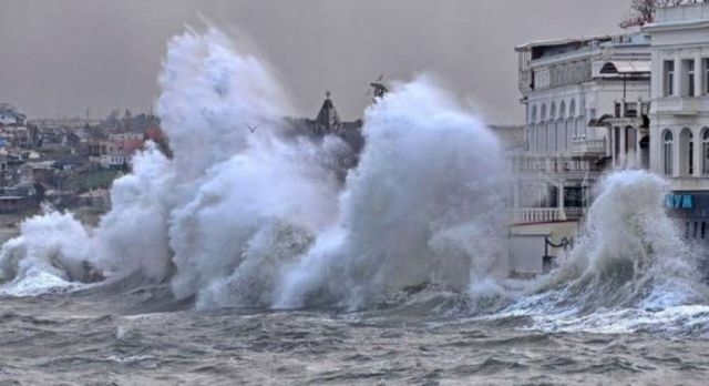 Шторм в Крыму – известно о шести погибших (фото, видео)