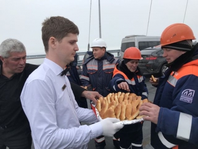В ожидании высокого гостя строителей Крымского моста накормили пирожками