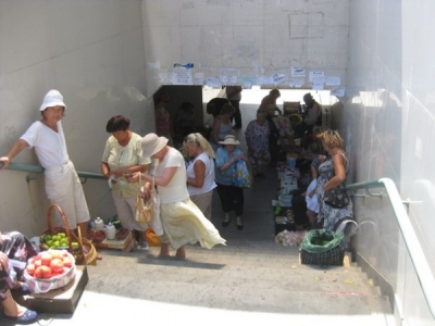 Подземный переход или стихийный рынок?