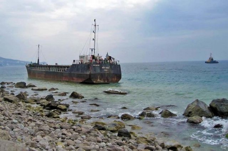Как умирают корабли – на мели у Большой Ялты обнаружили «блуждающий» сухогруз