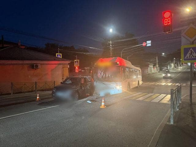 В Симферополе автомобиль врезался в пассажирский автобус, есть пострадавшие