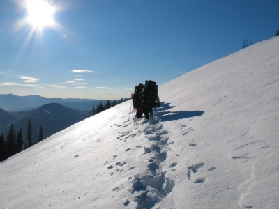 Заблудившихся в горах туристов спасли