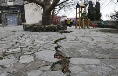 Оползень в Алупке наступает на школу и детскую площадку