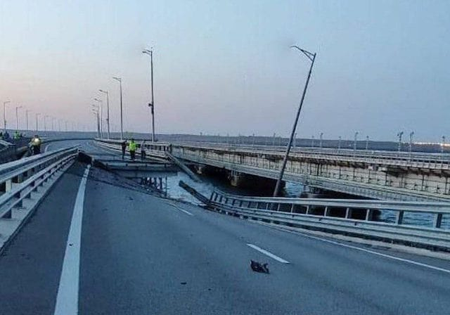 На рассвете на Крымском мосту произошло ЧП - есть погибшие и пострадавшая