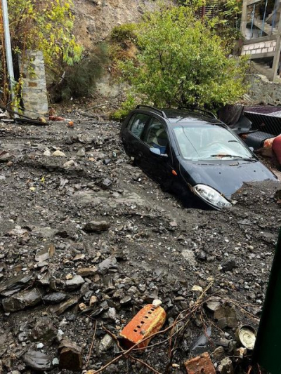 По Крыму промчалась стихия - в городах и районах ликвидируют ее последствия