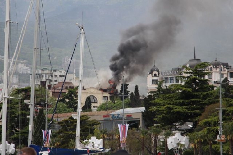 Пожар повредил одно из зданий престижного ялтинского отеля (видео)