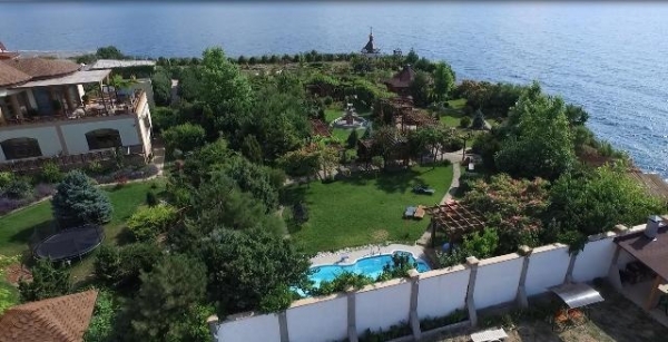  В бухте Казачей журналисты вместе с общественниками проникли на дачу Павла Лебедева, экс-министра обороны Украины