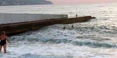 В Ялте едва не утонула женщина, рискнувшая купаться в шторм