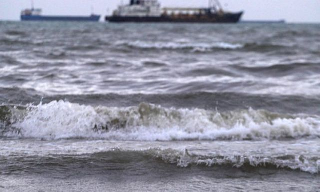 В Крыму из-за шторма остановилась паромная переправа