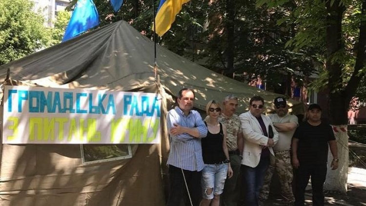 В Херсоне продолжается акция возле офиса Крымского Представительства Президента Украины
