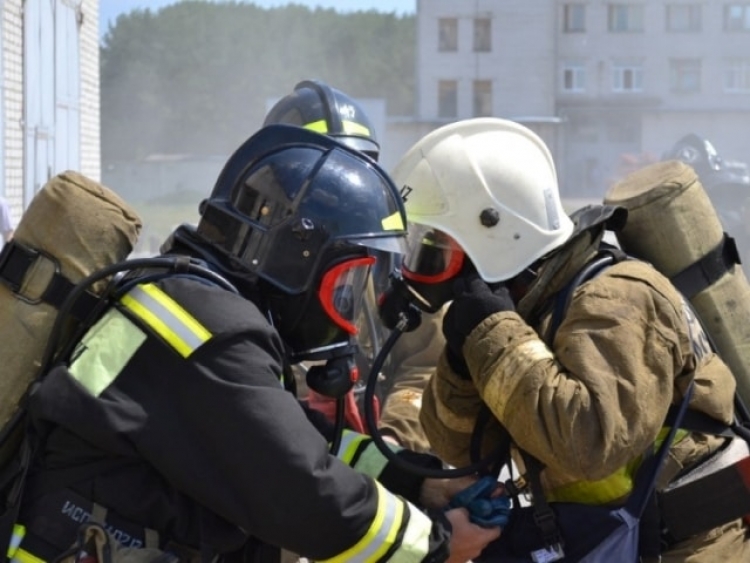 Сильный дым заблокировал жильцов в горящей квартире