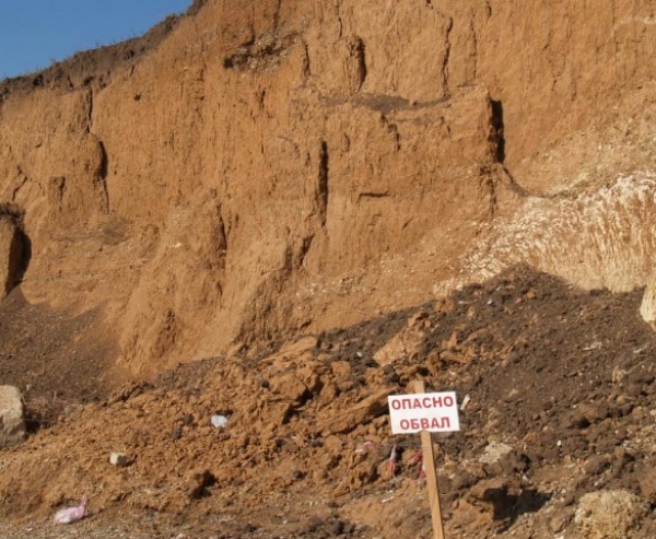 Николаевка встречает отдыхающих разрушенным пляжем