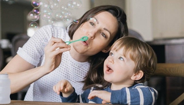 Няня для ребенка: основные обязанности и что она должна уметь