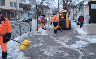 В Симферополе коммунальщики не справились с очисткой города от снега