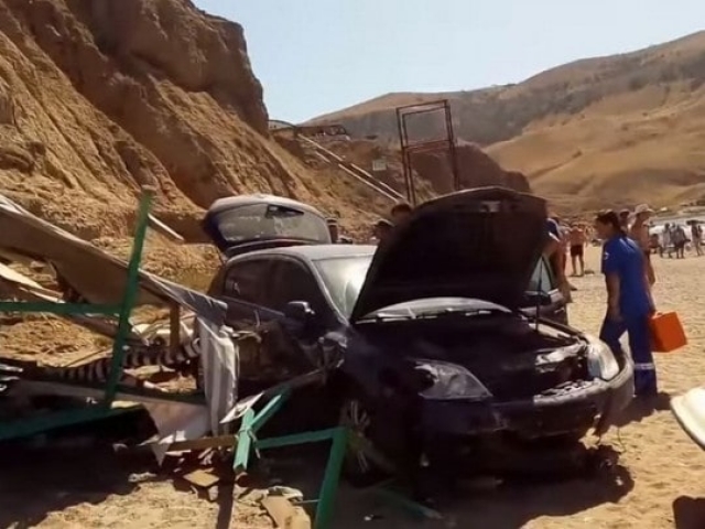 Под Судаком на головы отдыхающих упала машина (видео)