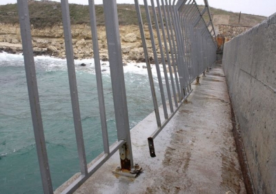 Весенний шторм прошелся по пляжу в Севастополе