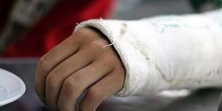 Еще один скандал в больнице - подростку с переломом руки не оказали помощь