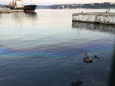 В оккупированном Севастополе проверяют происхождение нефтяного пятна в Инженерной бухте