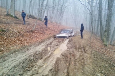 Спасатели 5 часов вытаскивали застрявшие автомобили беспечных туристов