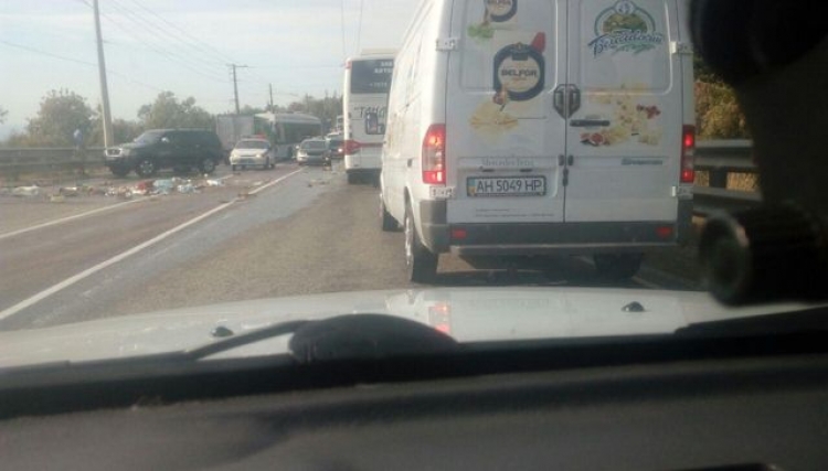 Под Алуштой сегодня столкнулись грузовик и троллейбус (видео)