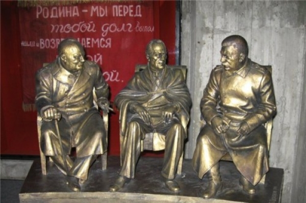 В Ливадии не знают, куда поставить статуи Сталина, Черчилля и Рузвельта от Церетели