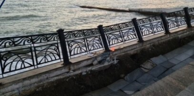 В Судаке быстрыми темпами разрушается Центральная набережная