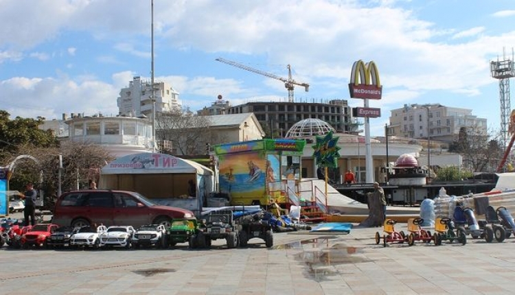 На Ялтинской набережной откроется новый фастфуд, а все аттракционы уберут