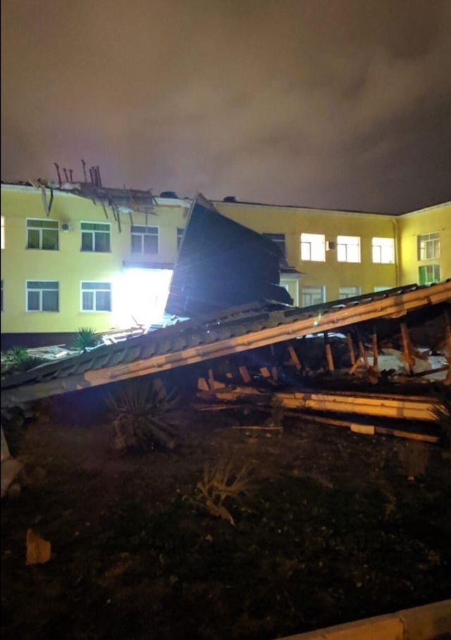 Ураган в Крыму валит деревья и срывает крыши