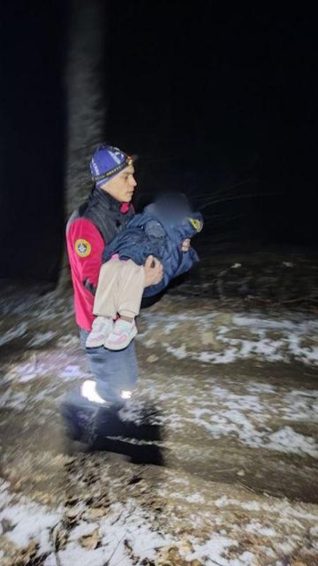 Спасатели помогли автотуристам выбраться со скользкой дороги