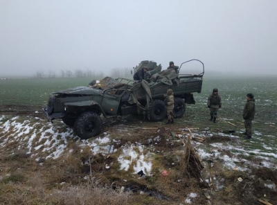 На скользкой Симферопольской трассе занесло в кювет российский военный «Урал» (видео)