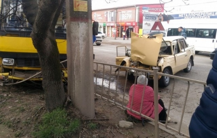 В аварии на проспекте Победы в Симферополе пострадало 7 человек, в том числе - ребенок