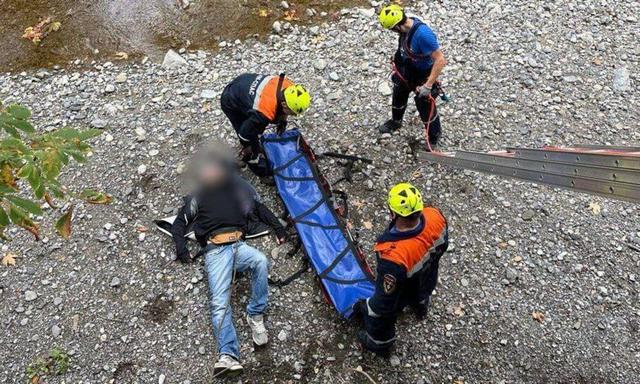 Спасатели эвакуировали туристку, упавшую со склона горы Чатыр-Даг