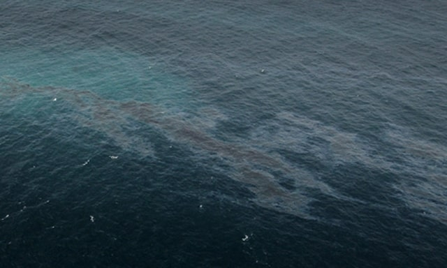 В акватории Южной Бухты после ЧП с плавучим краном разлилось топливо