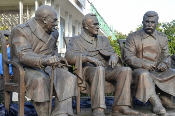 В Ливадии открыли памятник Сталину, Черчиллю и Рузвельту