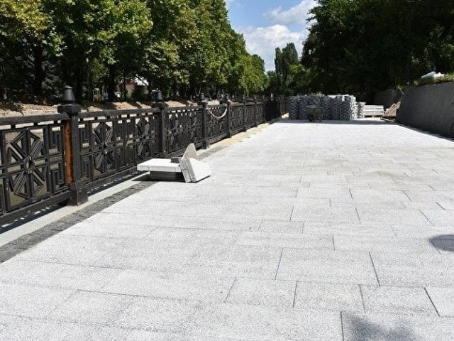 Хулиганы и воры «корректируют» работы по реконструкции набережной Салгира