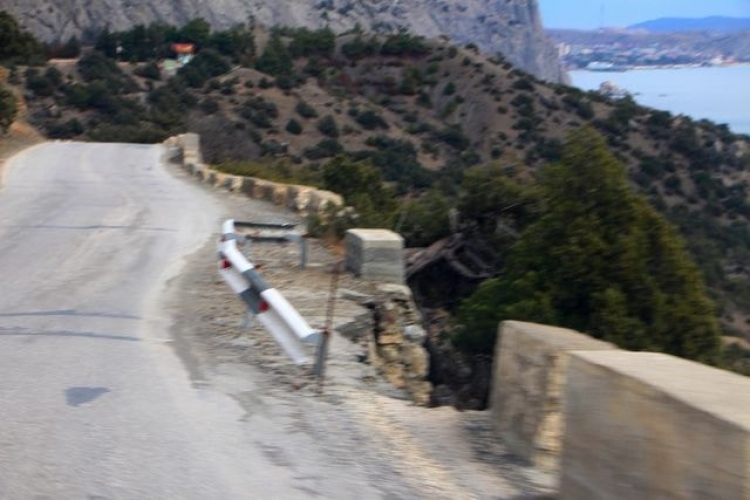 Дорога, связывающая Новый Свет с Судаком, может рухнуть в любой момент