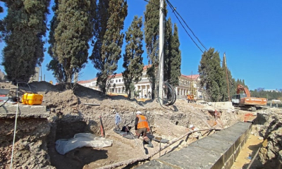 У стен Херсонеса строители копают траншею под погребением 2-го века нашей эры