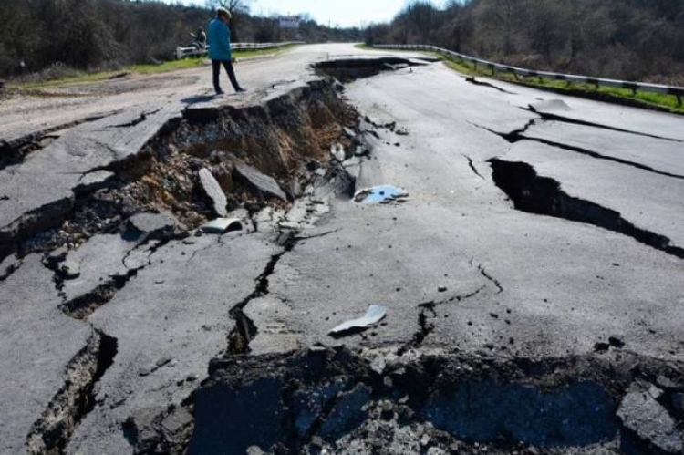 Полтора месяца осталось до окончания ремонта Севастопольской трассы