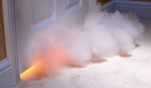 В Керчи военнослужащий спас семью из горевшей квартиры