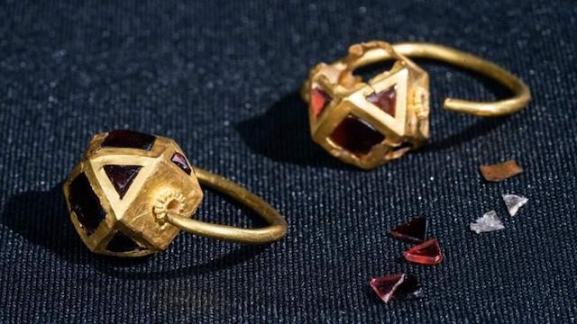 Археологи обнаружили в некрополе Алмалык-дере изделия из золота и серебра