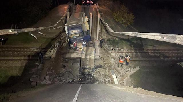 Над железнодорожным полотном в Джанкойском районе обрушился мост