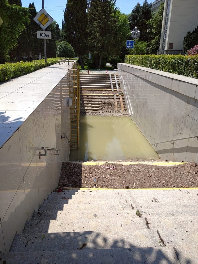 Ялта в разгар курортного сезона – мусор на улицах и грохот отбойных молотков