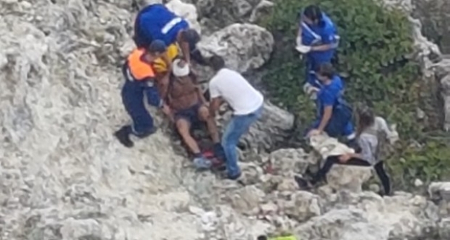 В Черноморском районе 9 часов спасали туриста, сорвавшегося со скалы