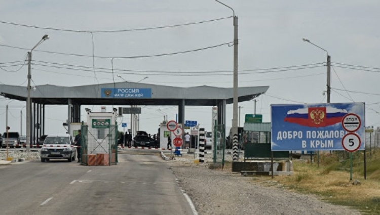 Российские пограничники не пропустили в Крым украинские продукты и вино
