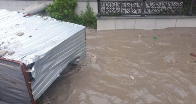 В Симферополе ливень смыл вагончик в реку – вместе с рабочим